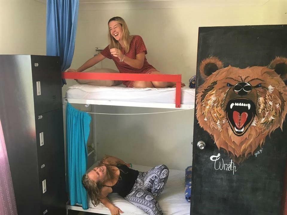 Beachside Backpackers Порт-Маккуори Экстерьер фото